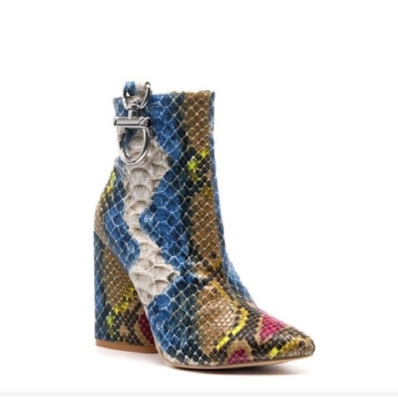 🎉HP🎉 Size 6 pointed toe snake print booties - Picture 2 of 4